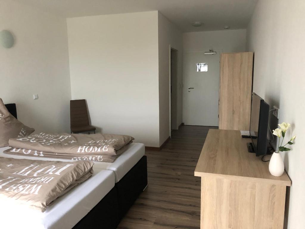 Postel nebo postele na pokoji v ubytování Stundenhotel Krieger