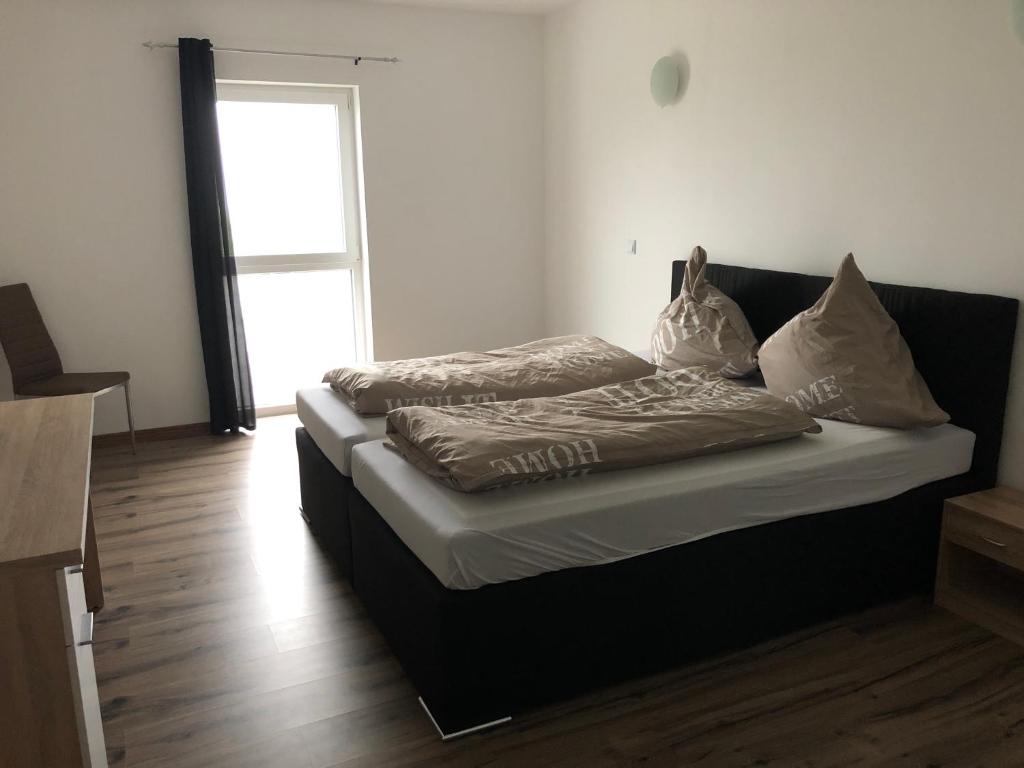 Postel nebo postele na pokoji v ubytování Stundenhotel Krieger