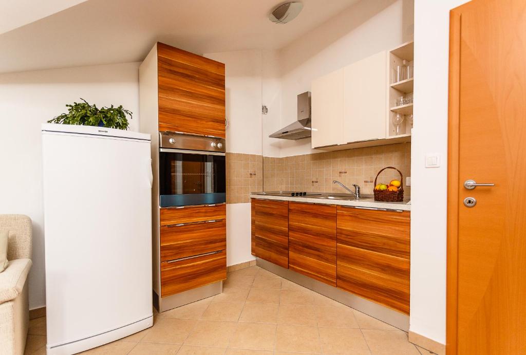 Mare & Mons Seafront Apartments - 9