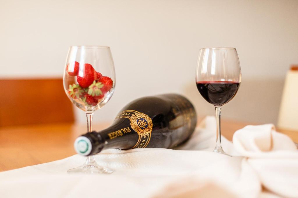 Mare & Mons Seafront Apartments - 7