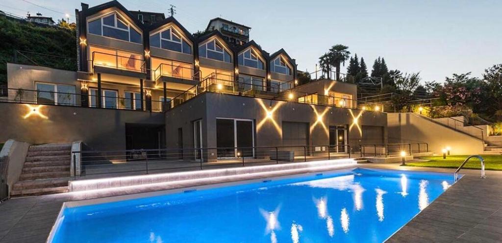 CremiaにあるBaia Blu - Luxury Apartments with Poolの目の前にスイミングプールがある家