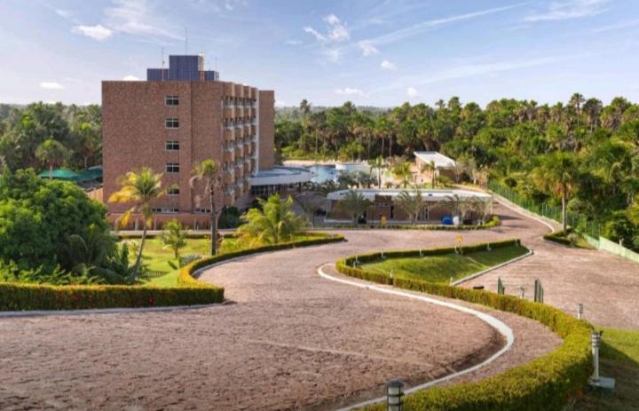 a winding road in front of a building at Gran Lençóis Flat in Barreirinhas