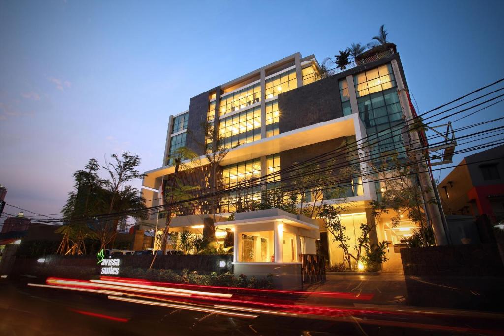 ein Gebäude auf einer Straße mit einem Gebäude in der Unterkunft Avissa Suites in Jakarta