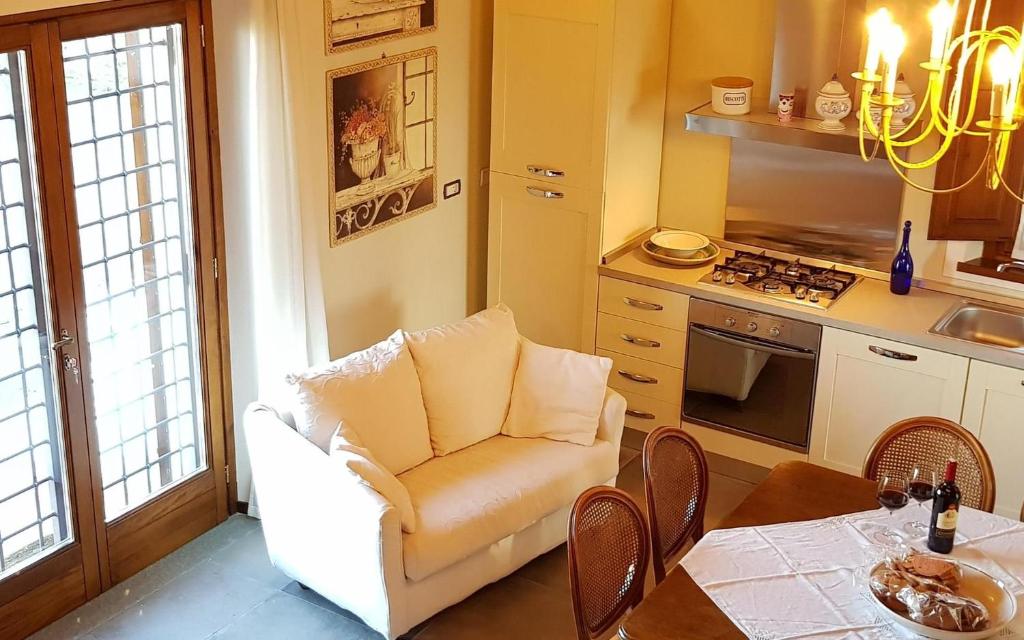 A kitchen or kitchenette at Podere agli Arrighi