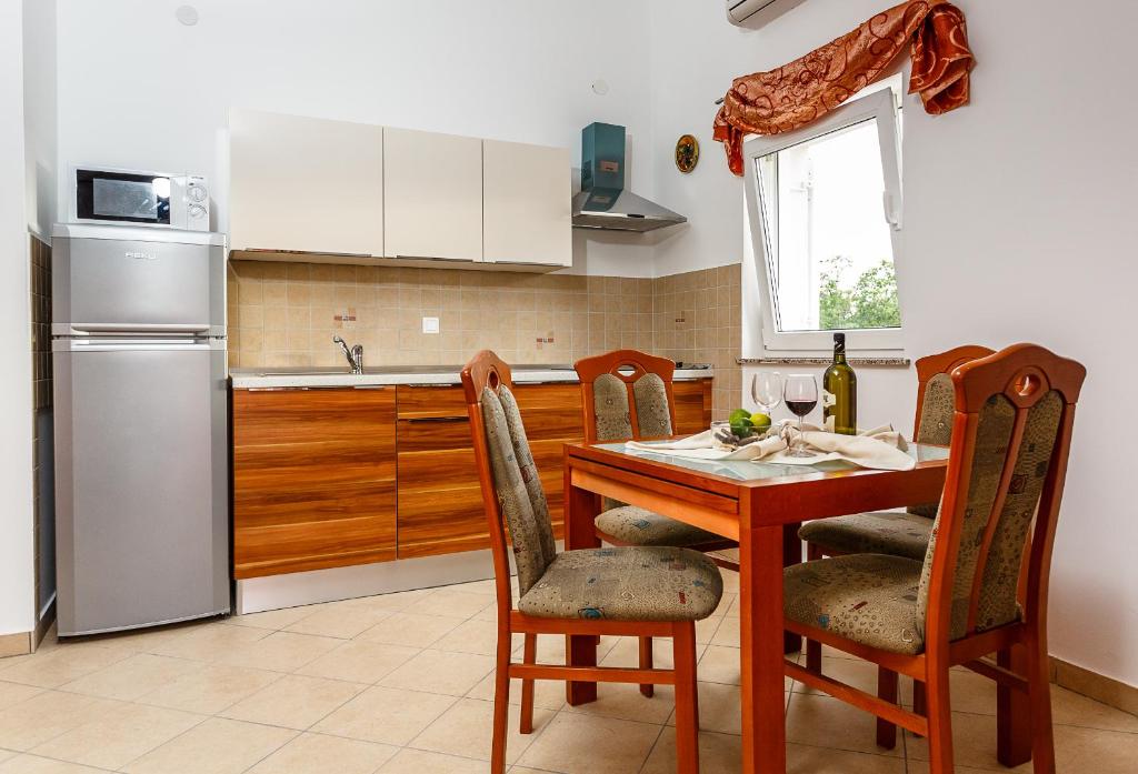 Mare & Mons Seafront Apartments - 1