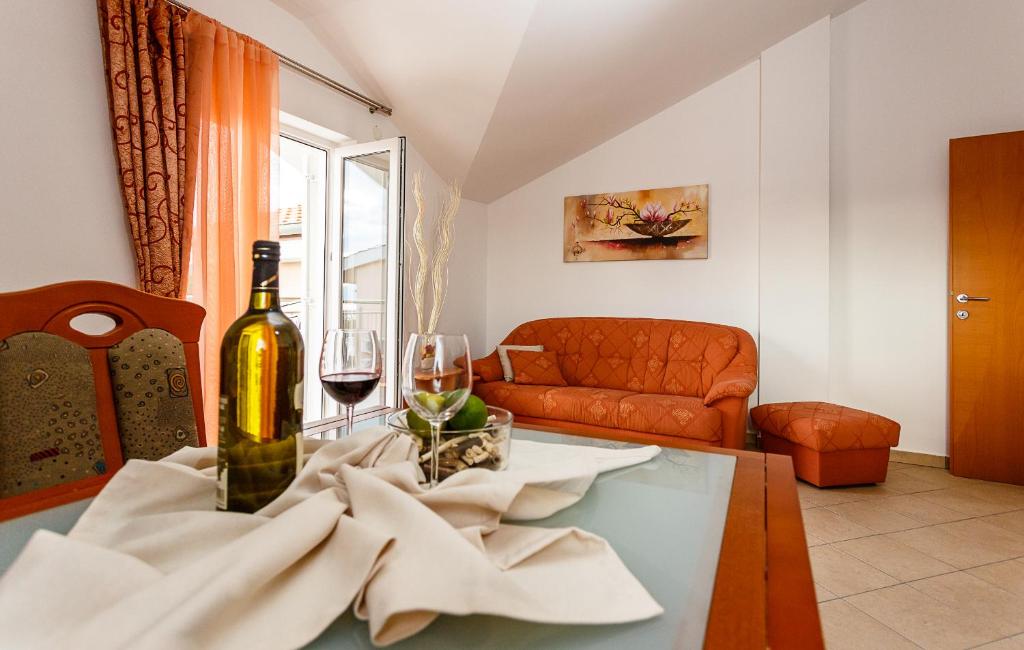 Mare & Mons Seafront Apartments - 4