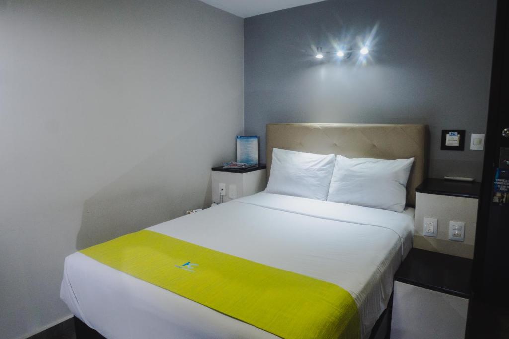 Postel nebo postele na pokoji v ubytování HOTEL CAREYES