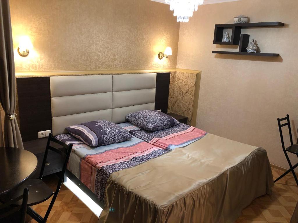 Postel nebo postele na pokoji v ubytování ApartHotel Heart of Tbilisi
