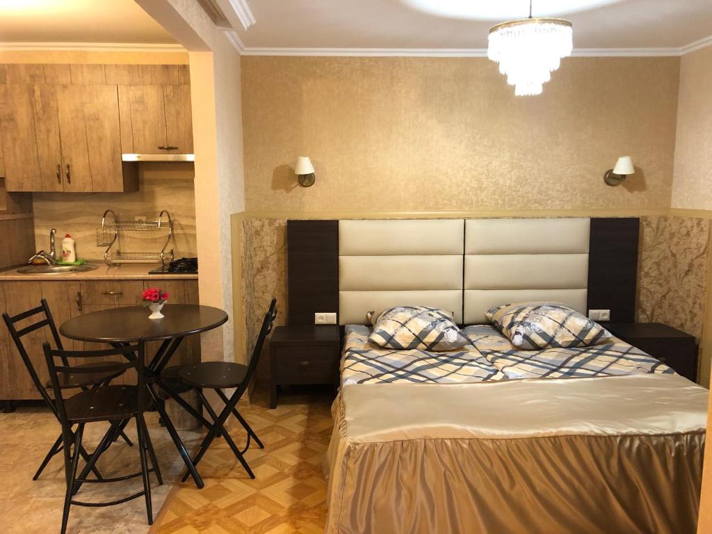 Postel nebo postele na pokoji v ubytování ApartHotel Heart of Tbilisi