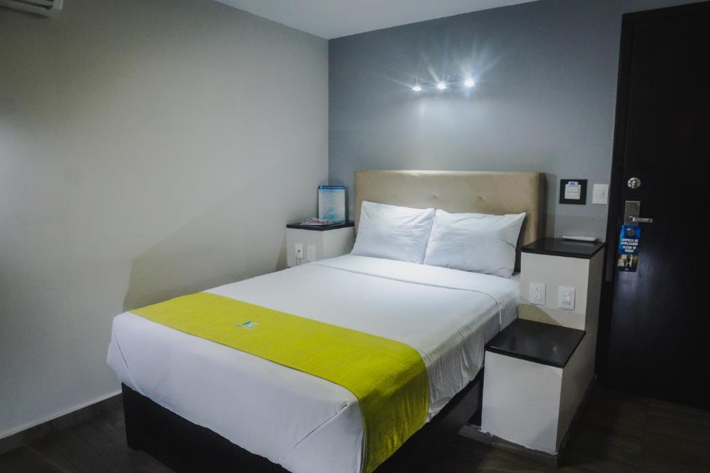 Postel nebo postele na pokoji v ubytování HOTEL CAREYES