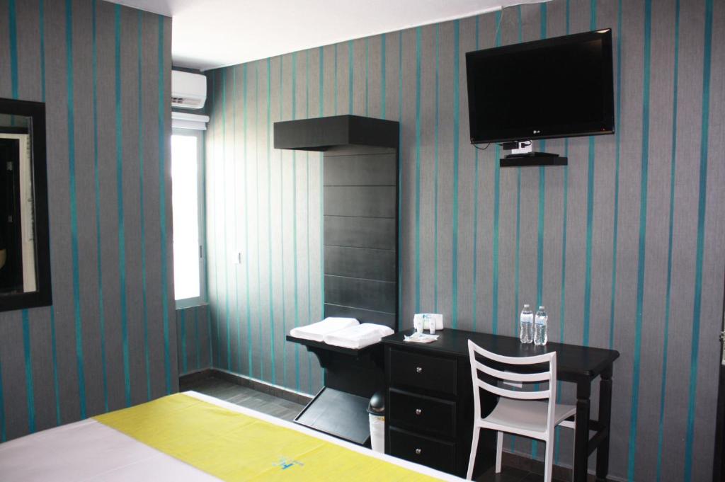TV a/nebo společenská místnost v ubytování HOTEL CAREYES