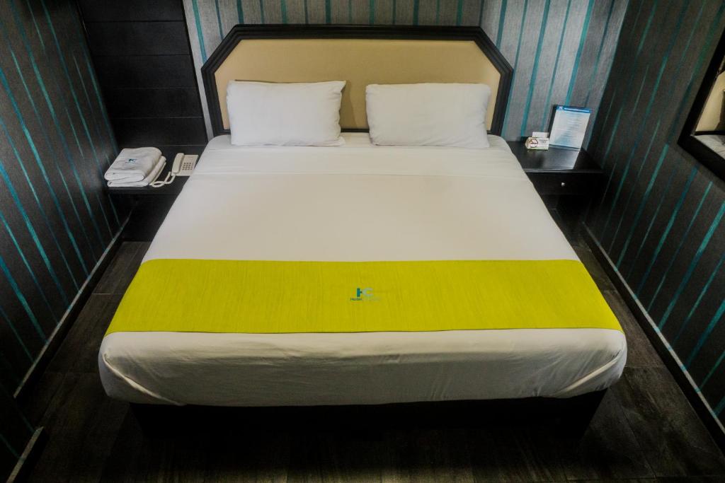 Postel nebo postele na pokoji v ubytování HOTEL CAREYES