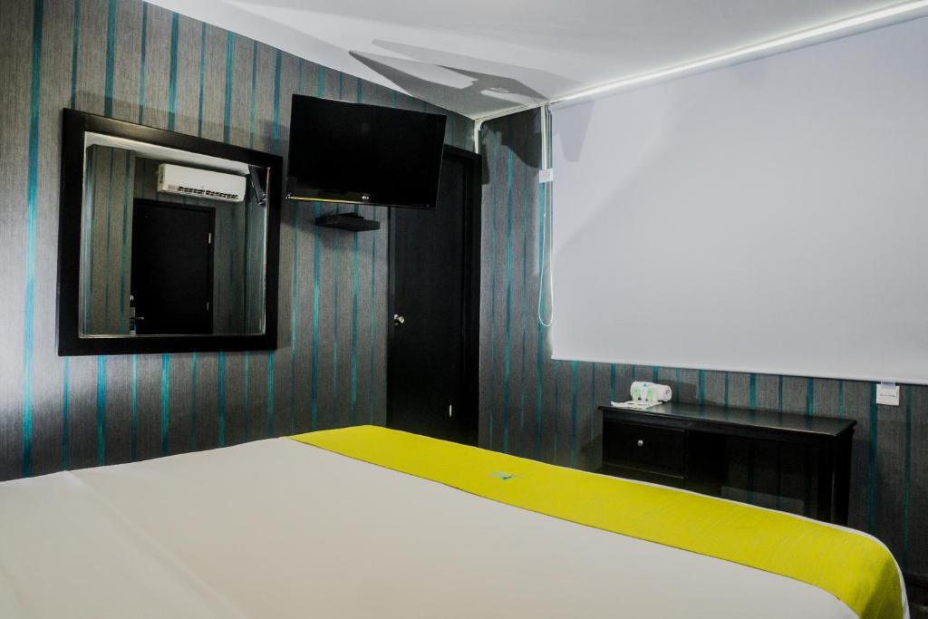 Postel nebo postele na pokoji v ubytování HOTEL CAREYES