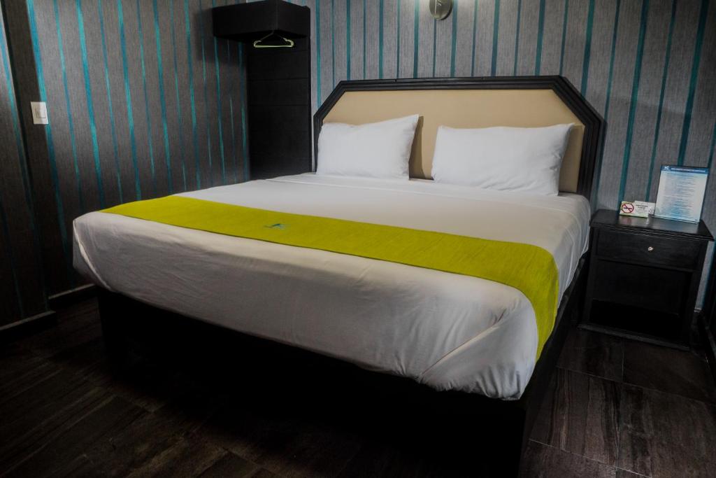 Postel nebo postele na pokoji v ubytování HOTEL CAREYES