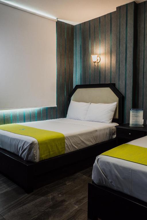 Postel nebo postele na pokoji v ubytování HOTEL CAREYES