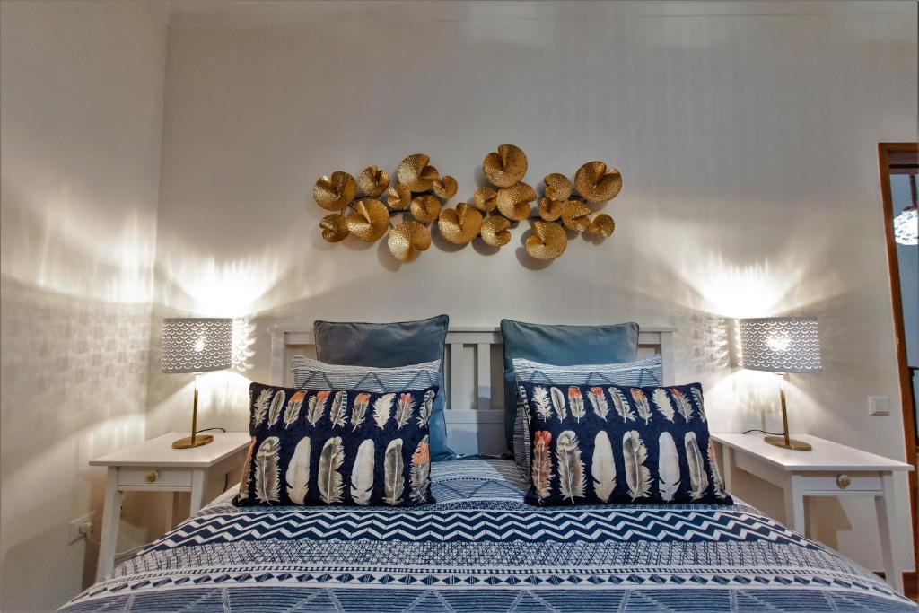 a bedroom with a bed with two night stands and two lamps at Je T'aime Matosinhos Beach in Matosinhos