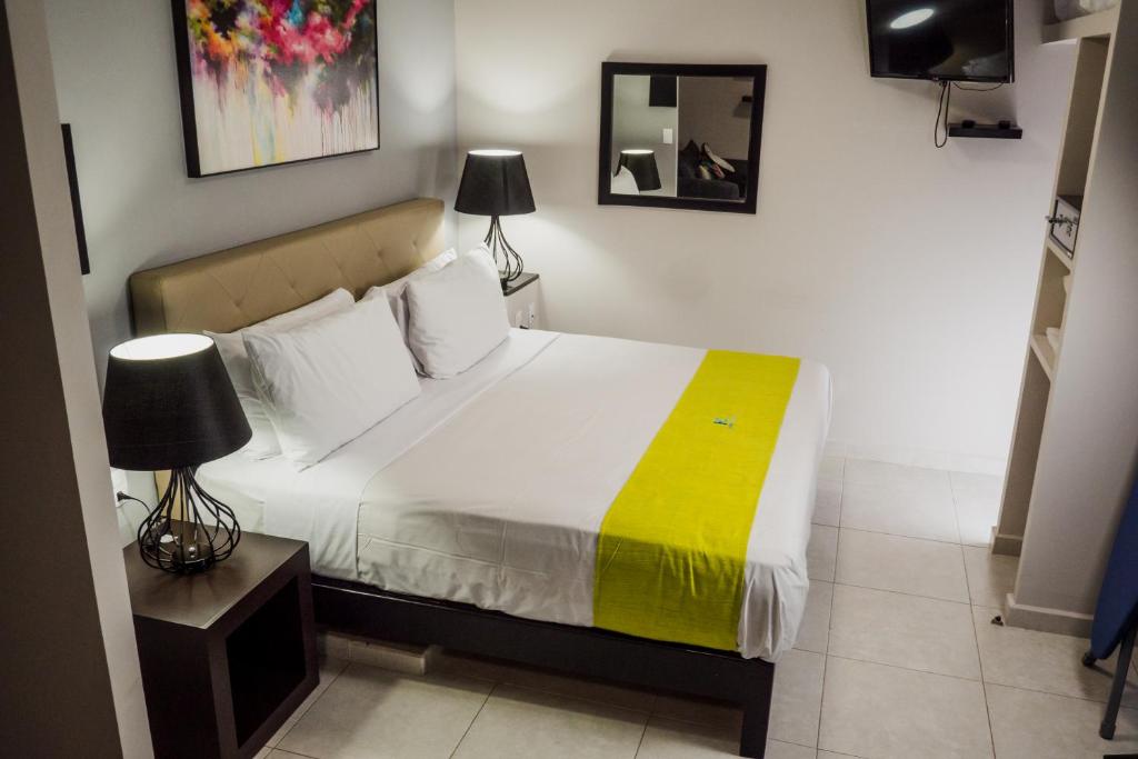 Postel nebo postele na pokoji v ubytování HOTEL CAREYES