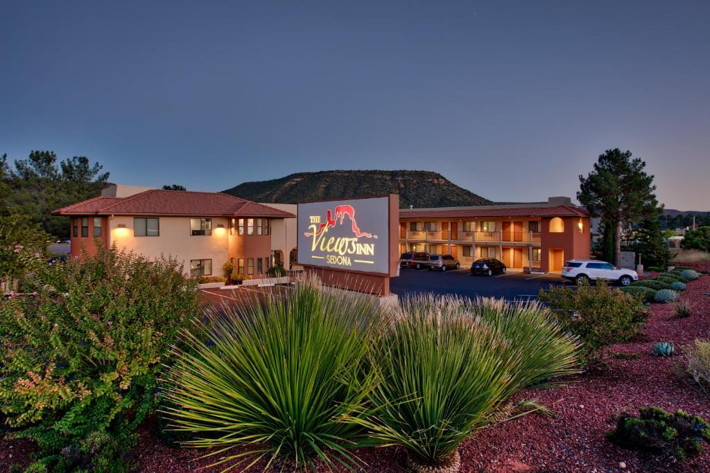 un hotel con un cartel en un estacionamiento en The Views Inn Sedona, en Sedona