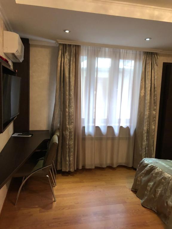 TV a/nebo společenská místnost v ubytování ApartHotel Heart of Tbilisi