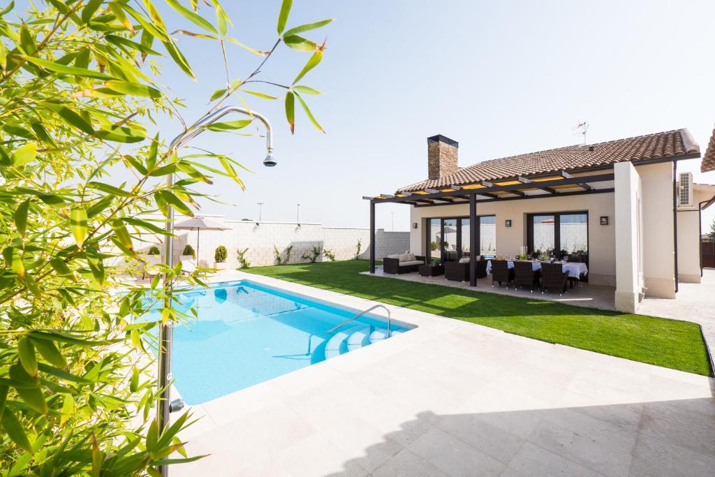 a villa with a swimming pool and a house at el arrabal de toledo in Cobisa