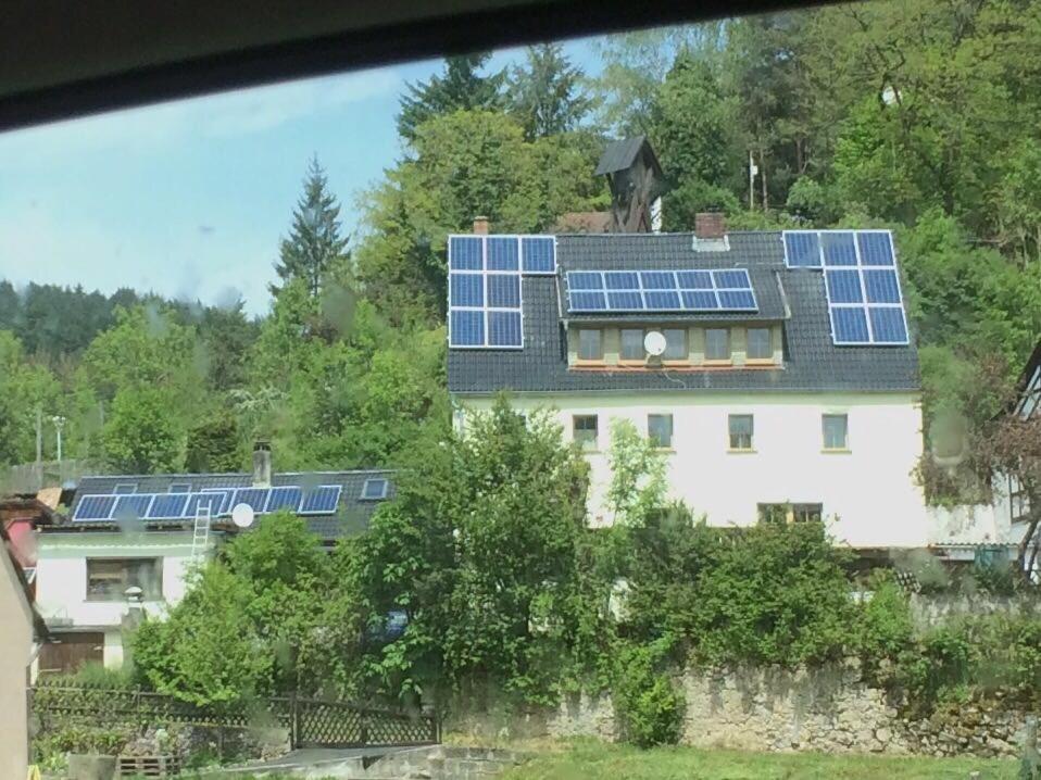 una casa con paneles solares en el techo en Ferienwohnung Eva und Alexander en Hirschbach