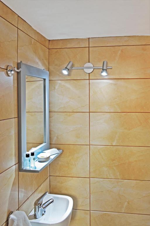 Urban Studios Manos - Resim 10