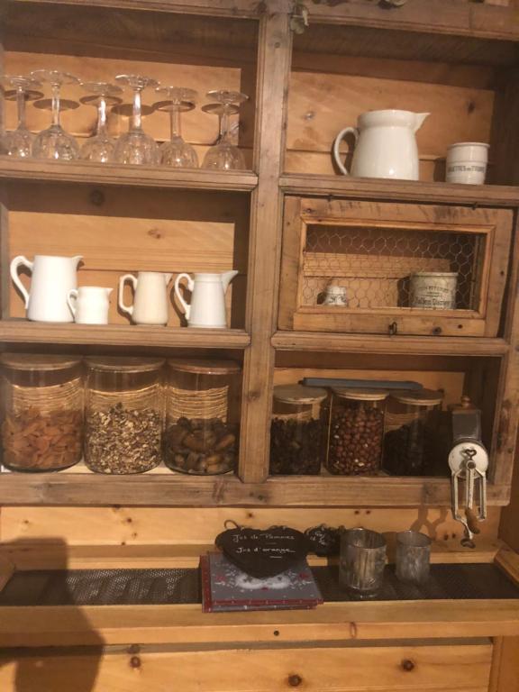 Příslušenství pro přípravu čaje a kávy v ubytování Hôtel Restaurant de la Chaussée