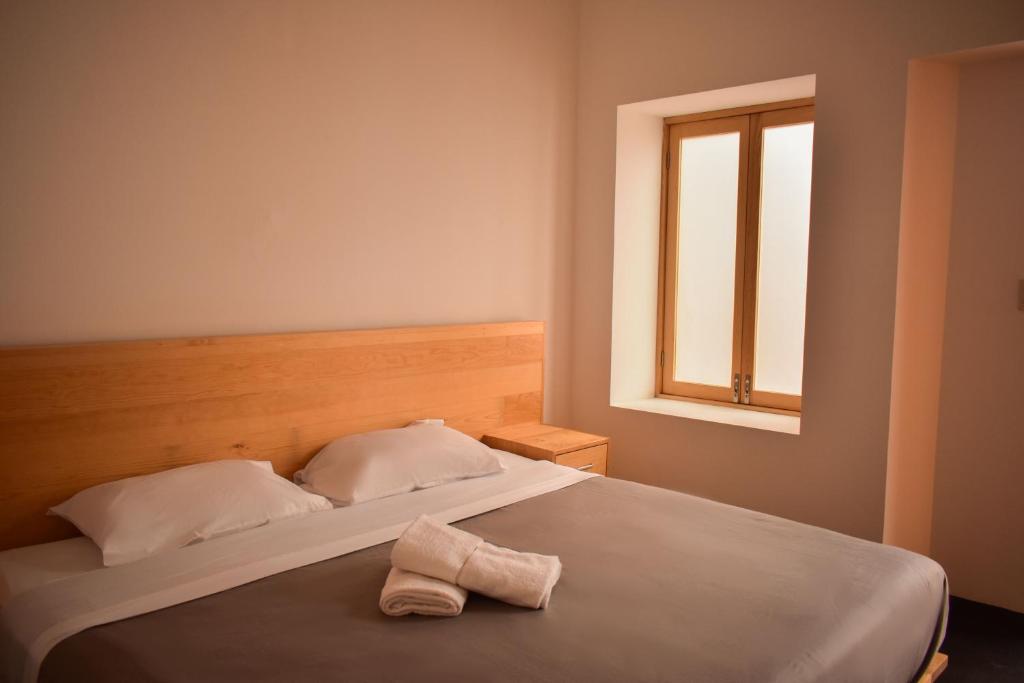 een slaapkamer met een bed met een handdoek erop bij HOTEL CASA SANTO TOMAS in Oaxaca City