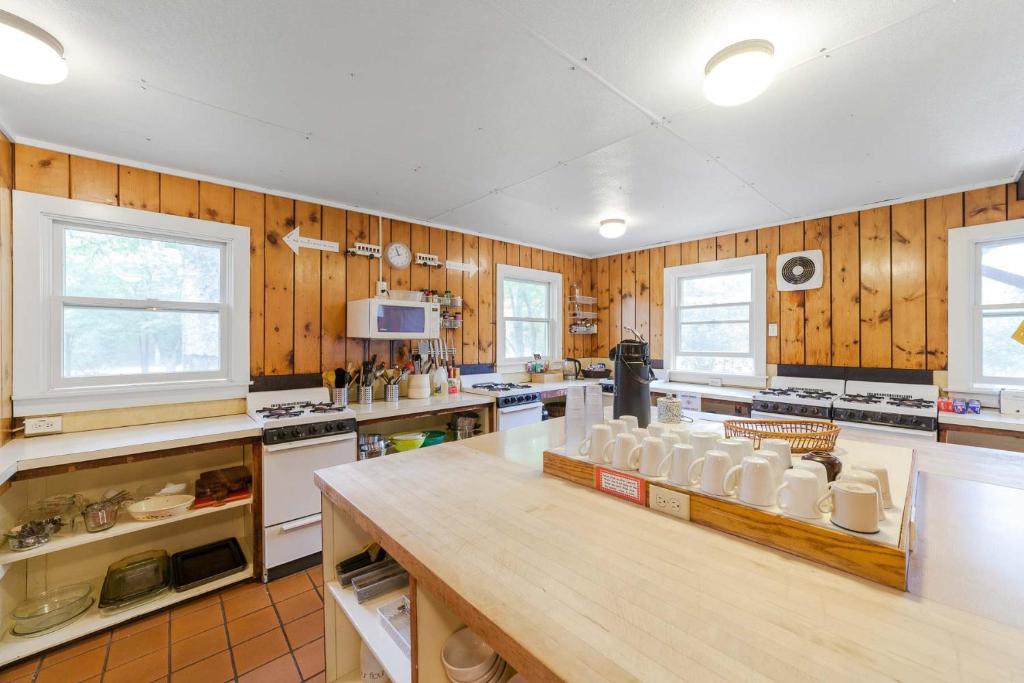 Kuchyň nebo kuchyňský kout v ubytování HI Martha's Vineyard Hostel