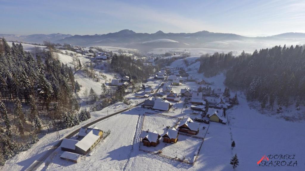 een luchtzicht op een dorp in de sneeuw bij Domki u Karola in Grywałd