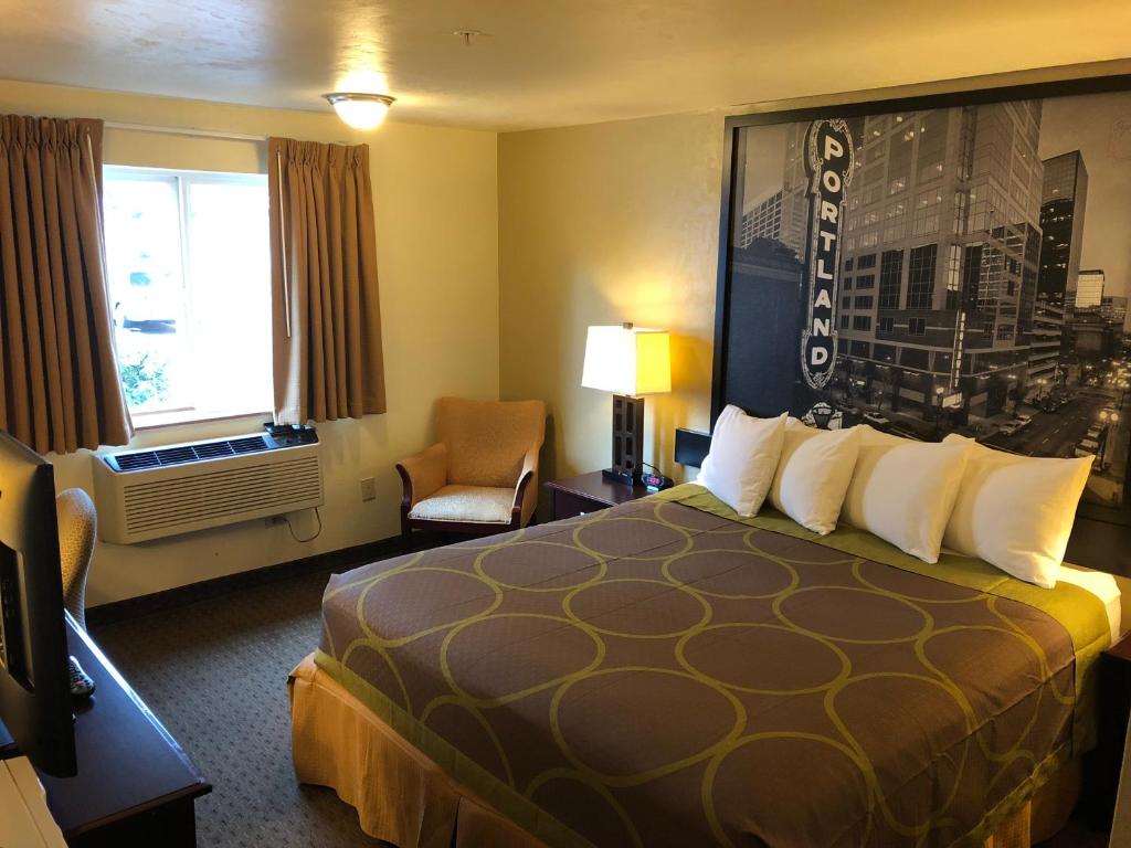 Super 8 by Wyndham Woodburn - Zimmer Mit Kingsize-Bett – Nichtraucher