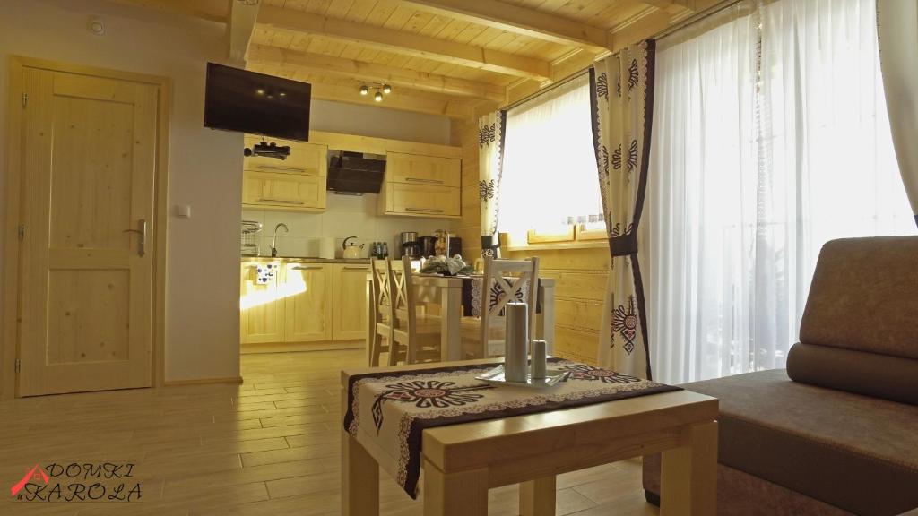 Televízia a/alebo spoločenská miestnosť v ubytovaní Domki u Karola