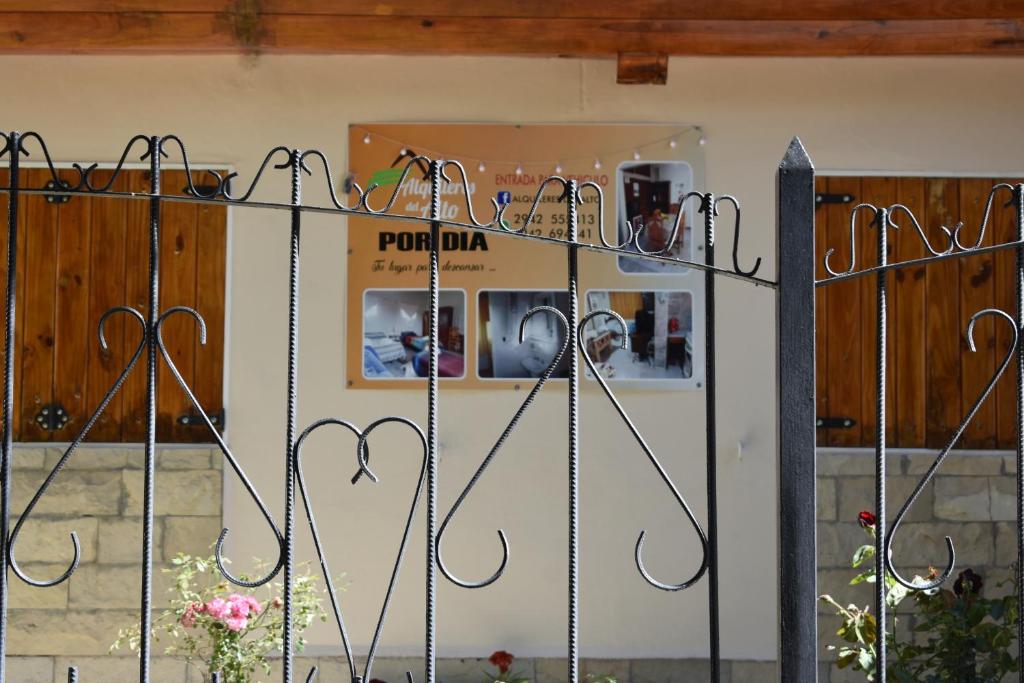 a fence with a sign that reads portula at Del Alto-Viviendas turisticas in Zapala