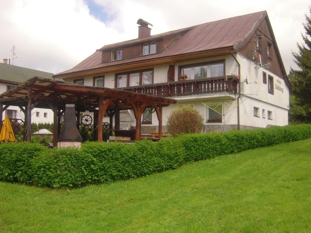 ein großes Haus mit einem Pavillon im Hof in der Unterkunft Pension Daberg in Harrachov