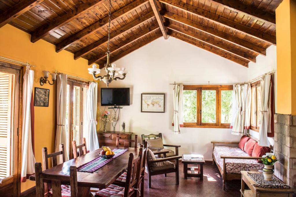 comedor con mesa y sofá en Ruca Alihuén en San Carlos de Bariloche