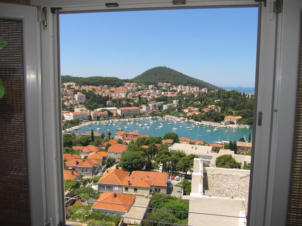 una ventana con vistas a una ciudad y un puerto en Sinistaj Rooms, en Dubrovnik