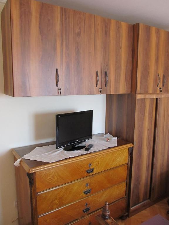 Televízia a/alebo spoločenská miestnosť v ubytovaní Sinistaj Rooms