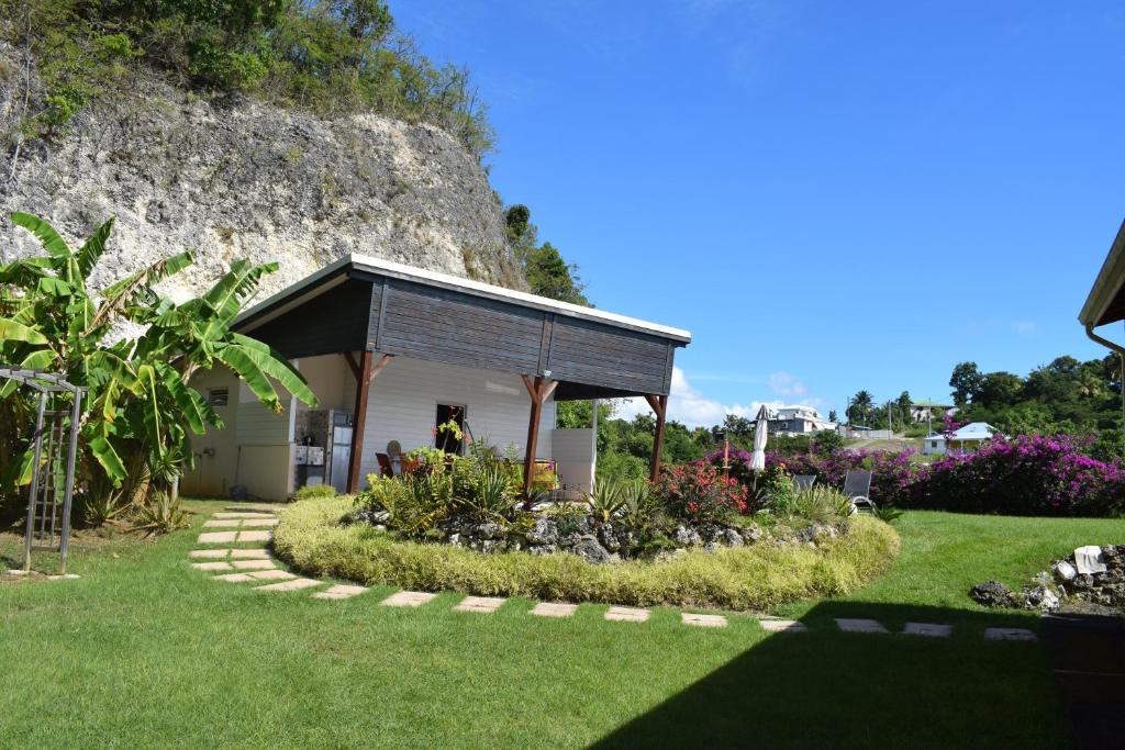 einen Garten mit einem Pavillon vor einem Berg in der Unterkunft Zandoli in Le Gosier