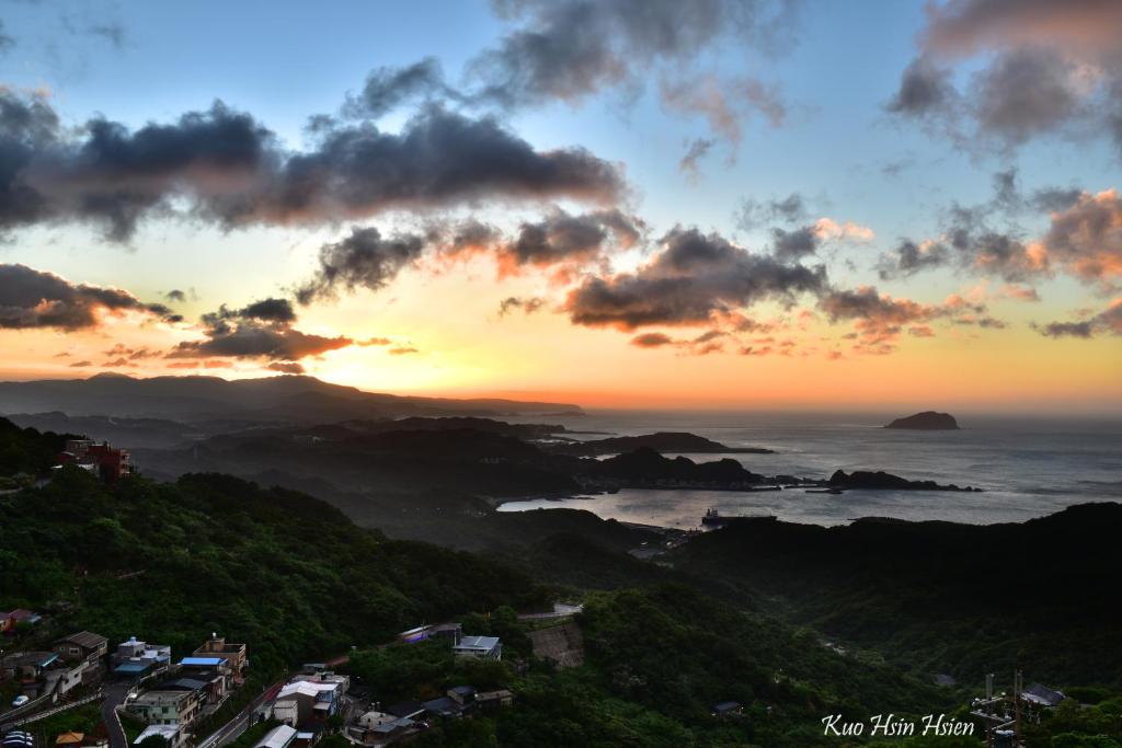 a view of the ocean at sunset at TopHome 9 in Jiufen