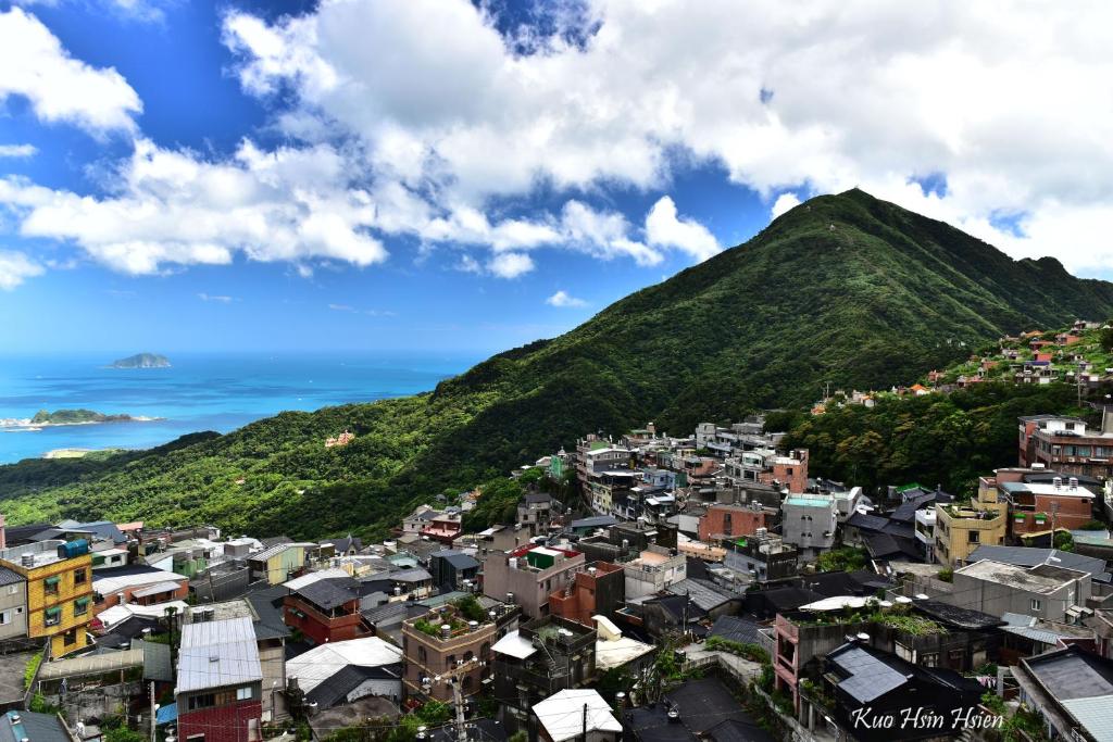 vista su una città con una montagna sullo sfondo di TopHome 9 a Jiufen