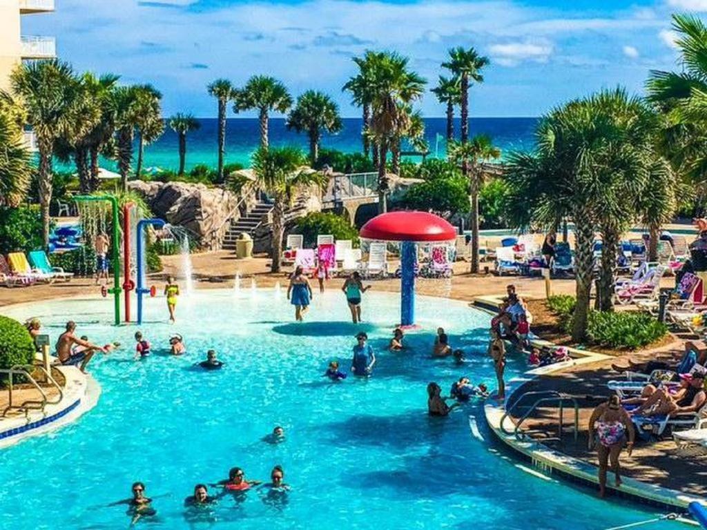 - un groupe de personnes dans la piscine d'un complexe dans l'établissement Waterscape Resort by Tufan, à Fort Walton Beach