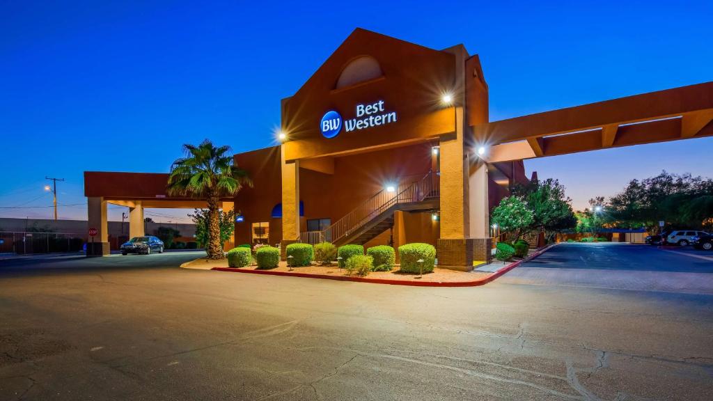 eine beste westliche Mobilfunk-Tankstelle in der Nacht in der Unterkunft Best Western Inn of Chandler in Chandler