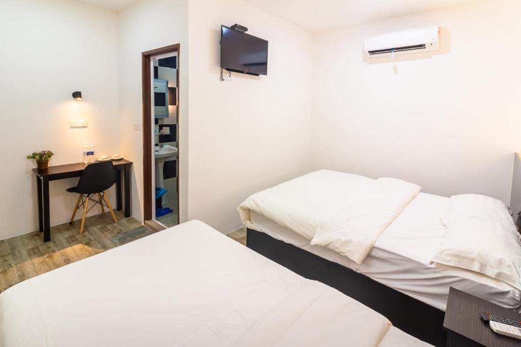 Postel nebo postele na pokoji v ubytování Tambun Warm Hotel