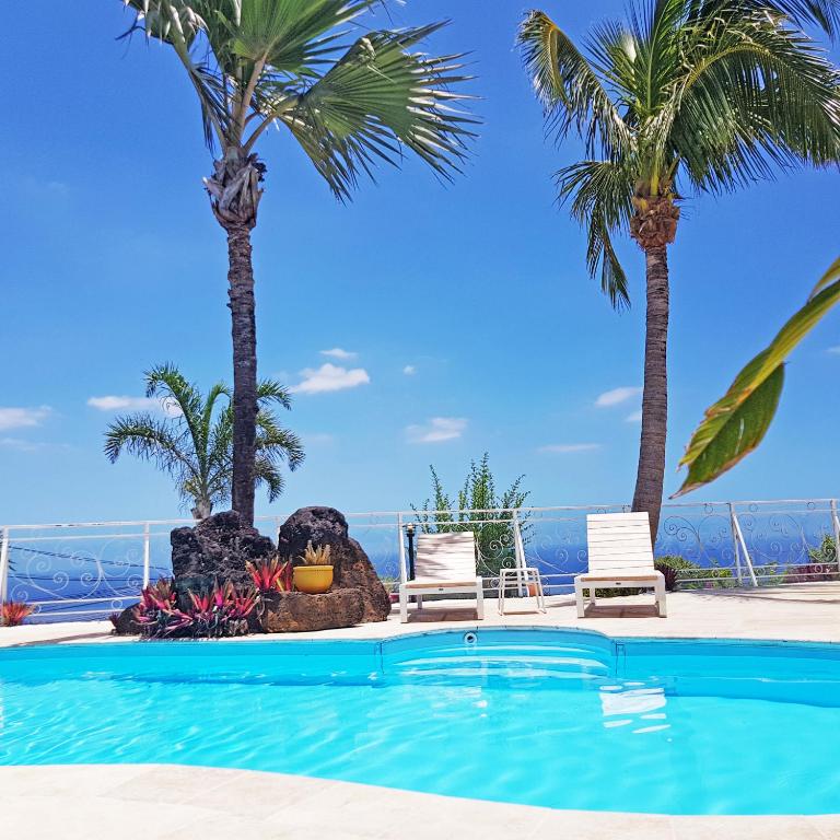 Bazén v ubytování LA BOHEME, résidence de 5 appartements avec piscine, vue océan, Petite Ile nebo v jeho okolí