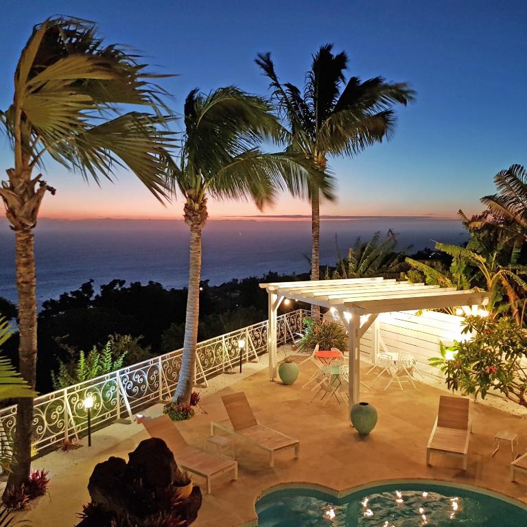 Bazén v ubytování LA BOHEME, résidence de 5 appartements avec piscine, vue océan, Petite Ile nebo v jeho okolí