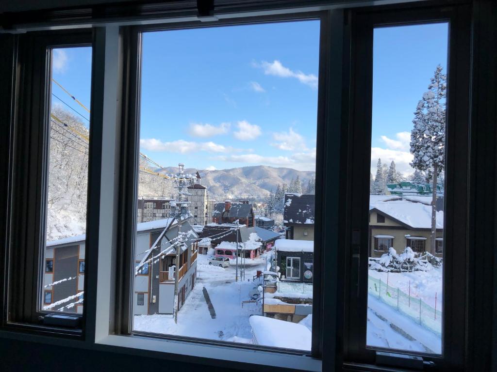 Nespecifikovaný výhled na hory nebo výhled na hory při pohledu z aparthotelu