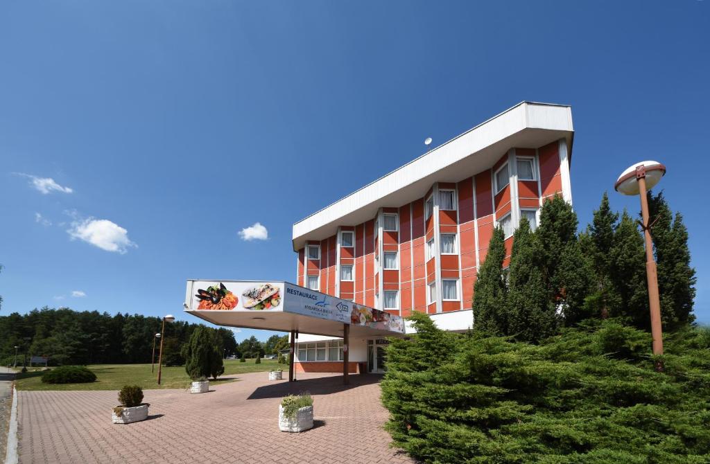 un edificio con una señal delante de él en Hotel Regent, en Třeboň