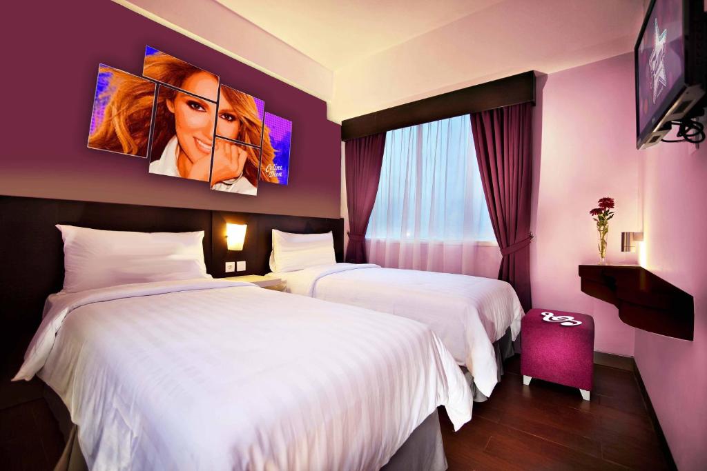 Postel nebo postele na pokoji v ubytování Fame Hotel Gading Serpong