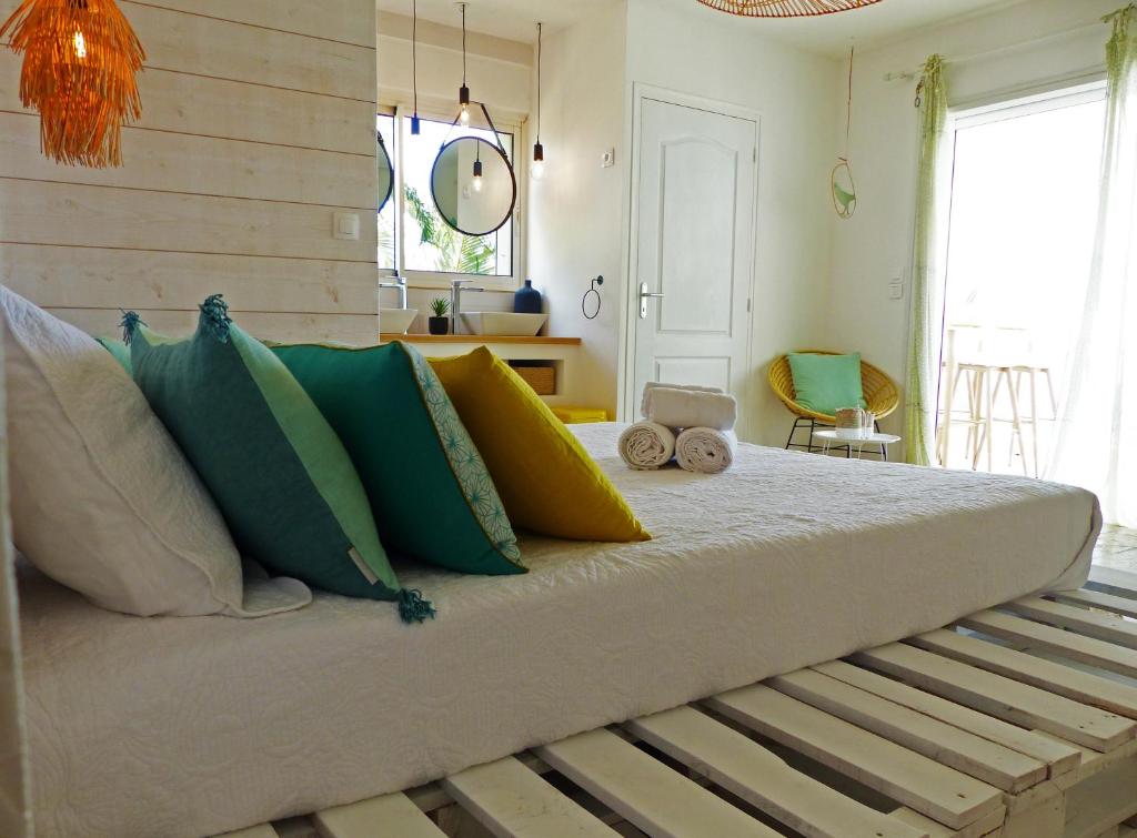 Postel nebo postele na pokoji v ubytování LA BOHEME, résidence de 5 appartements avec piscine, vue océan, Petite Ile