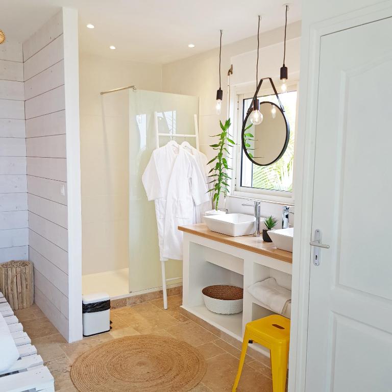 Koupelna v ubytování LA BOHEME, résidence de 5 appartements avec piscine, vue océan, Petite Ile